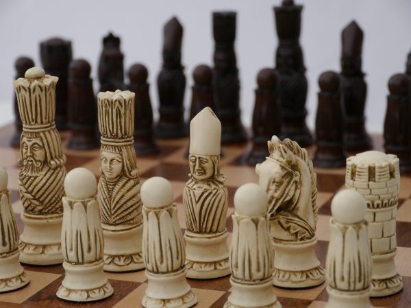 Berkeley Chess Ltd - Victorian Chess Set - Ivory and Brown