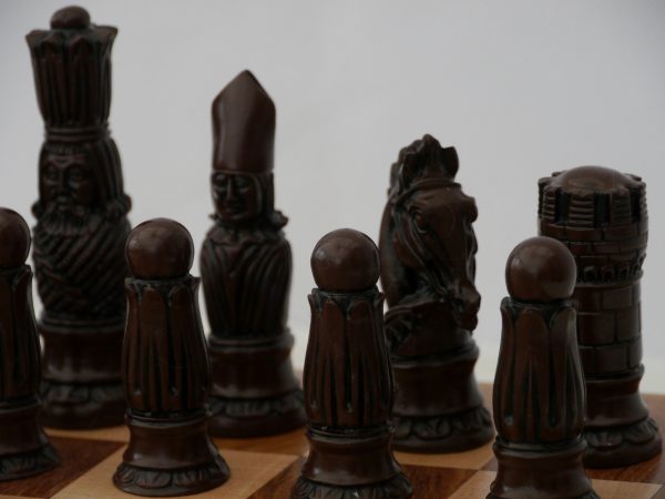 Berkeley Chess Ltd - Victorian Chess Set - Ivory and Brown - Image 4