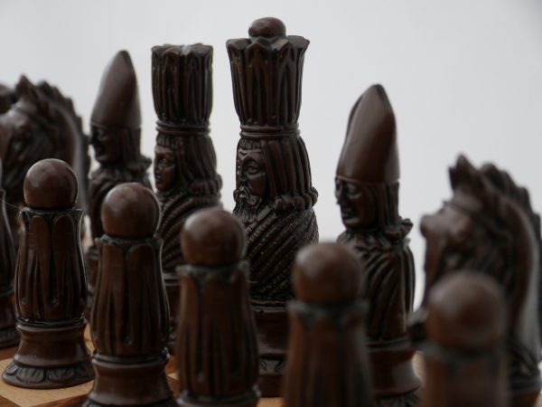 Berkeley Chess Ltd - Victorian Chess Set - Ivory and Brown - Image 5