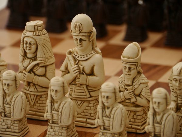 Berkeley Chess Ltd - Egyptian Chess Set - Ivory and Brown - Image 5