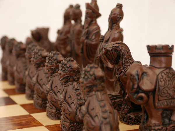 Berkeley Chess Ltd - Mandarin Chess Set - Ivory and Brown