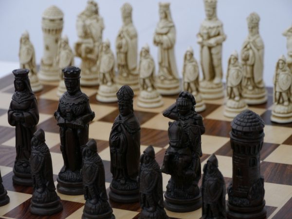 Berkeley Chess Ltd - Large Camelot Chess Set - Ivory and Brown - Image 2