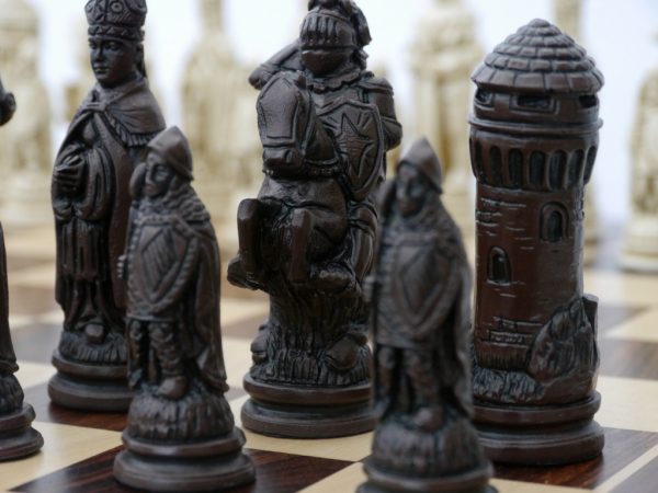 Berkeley Chess Ltd - Large Camelot Chess Set - Ivory and Brown