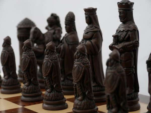 Berkeley Chess Ltd - Large Camelot Chess Set - Ivory and Brown - Image 3