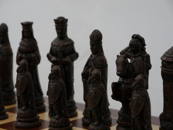 Berkeley Chess Ltd - Large Camelot Chess Set - Ivory and Brown - Image 5