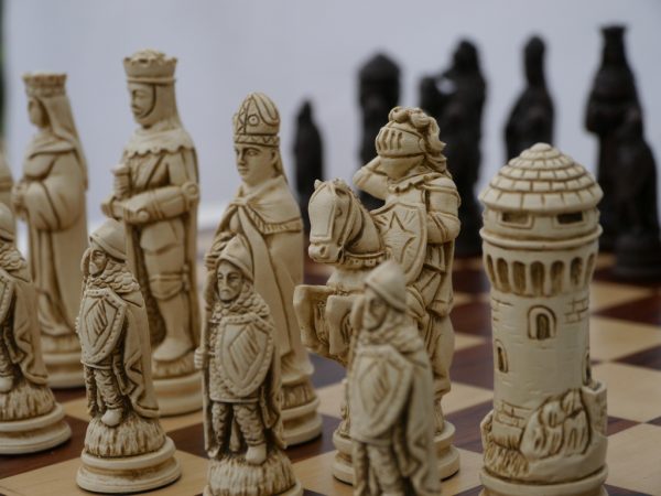Berkeley Chess Ltd - Large Camelot Chess Set - Ivory and Brown - Image 6