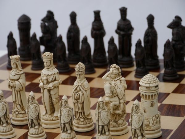 Berkeley Chess Ltd - Large Camelot Chess Set - Ivory and Brown - Image 7