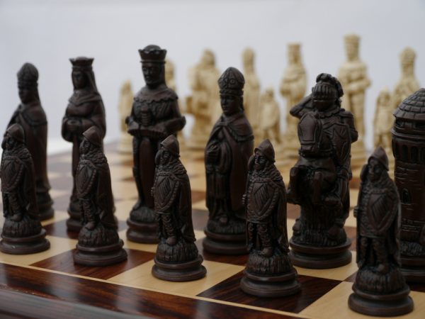Berkeley Chess Ltd - Large Camelot Chess Set - Ivory and Brown - Image 9