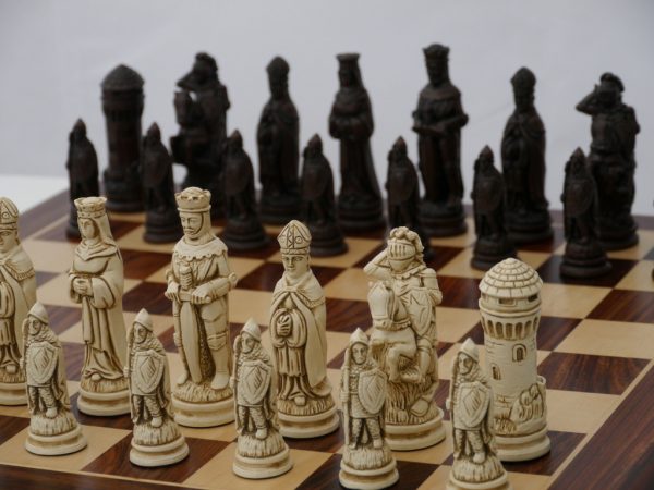 Berkeley Chess Ltd - Large Camelot Chess Set - Ivory and Brown - Image 10