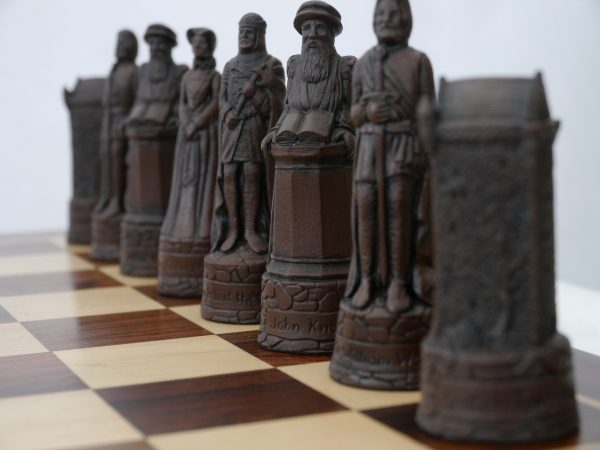 Berkeley Chess Ltd - Scottish Chess Set - Ivory and Brown - Image 3