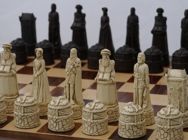 Berkeley Chess Ltd - Scottish Chess Set - Ivory and Brown