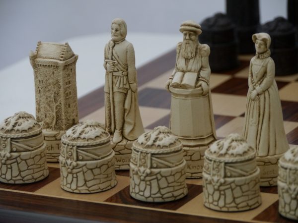 Berkeley Chess Ltd - Scottish Chess Set - Ivory and Brown - Image 4