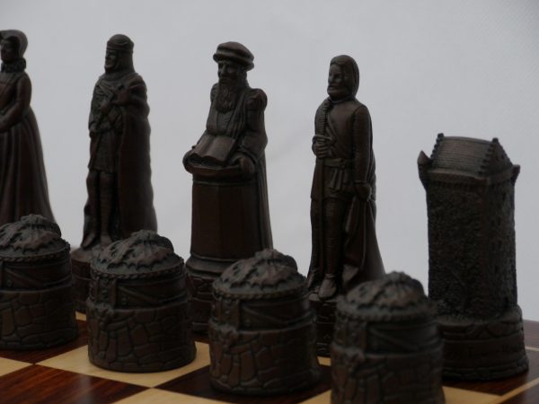 Berkeley Chess Ltd - Scottish Chess Set - Ivory and Brown - Image 5