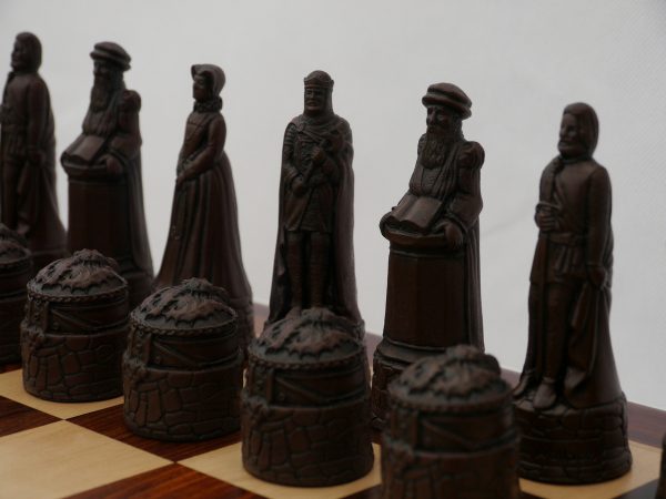 Berkeley Chess Ltd - Scottish Chess Set - Ivory and Brown - Image 7