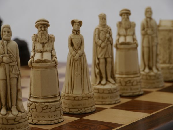 Berkeley Chess Ltd - Scottish Chess Set - Ivory and Brown - Image 9
