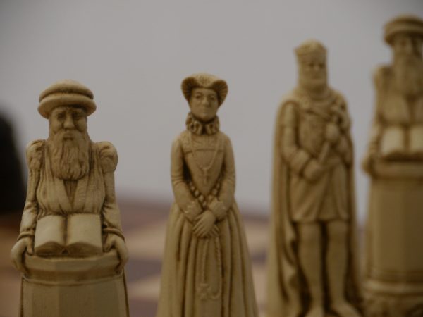 Berkeley Chess Ltd - Scottish Chess Set - Ivory and Brown - Image 10