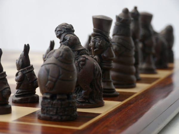 Berkeley Chess Ltd - Alice in Wonderland Chess Set - Ivory and Brown - Image 9