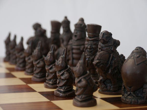 Berkeley Chess Ltd - Alice in Wonderland Chess Set - Ivory and Brown - Image 10