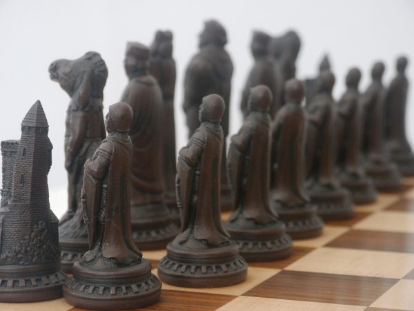 Berkeley Chess Ltd - Shakespeare - Ivory and Brown - Image 5
