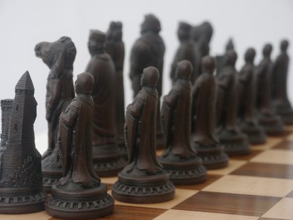 Berkeley Chess Ltd - Shakespeare - Ivory and Brown - Image 2