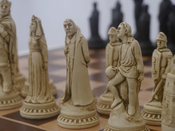 Berkeley Chess Ltd - Shakespeare - Ivory and Brown - Image 7