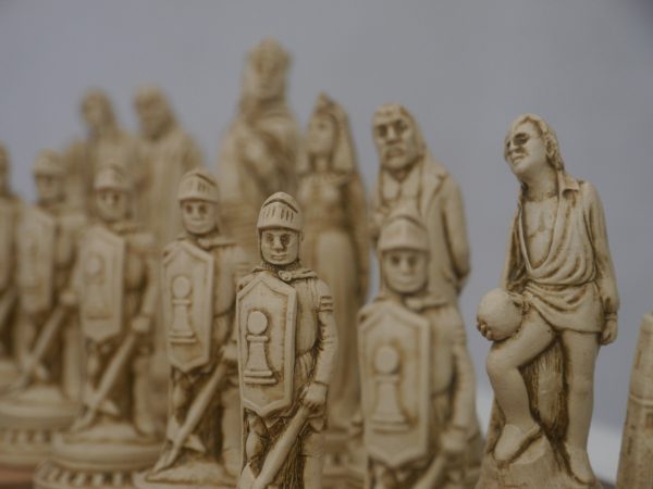 Berkeley Chess Ltd - Shakespeare - Ivory and Brown - Image 12