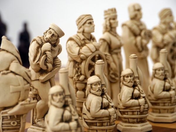 Berkeley Chess Ltd - Christopher Columbus - Ivory and Brown