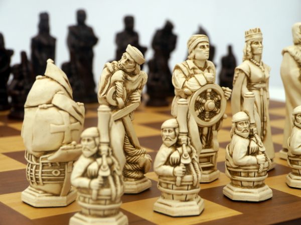 Berkeley Chess Ltd - Christopher Columbus - Ivory and Brown - Image 3