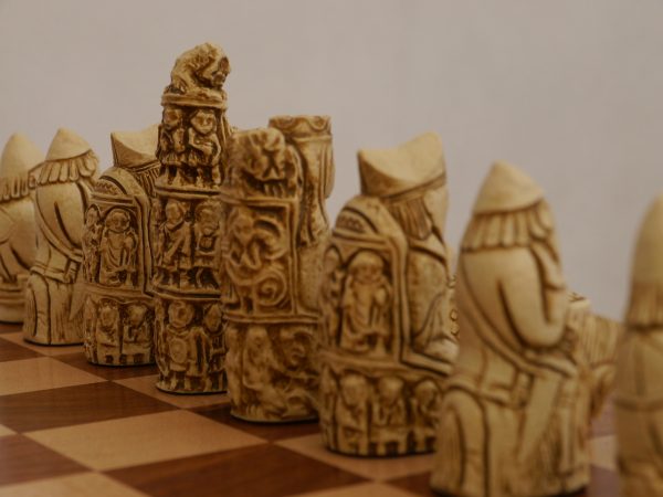 Berkeley Chess Ltd - Medieval Chess Set - Ivory and Red - Image 3