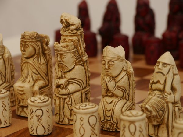 Berkeley Chess Ltd - Medieval Chess Set - Ivory and Red