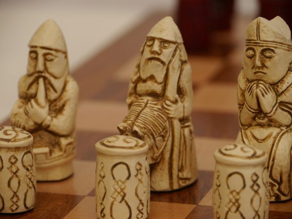 Berkeley Chess Ltd - Medieval Chess Set - Ivory and Red - Image 7