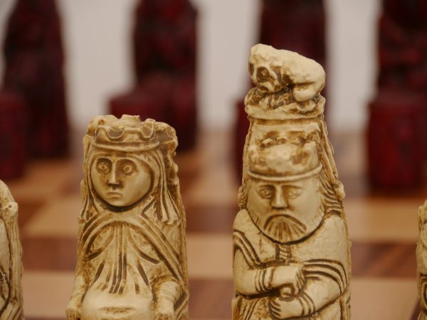 Berkeley Chess Ltd - Medieval Chess Set - Ivory and Red - Image 8