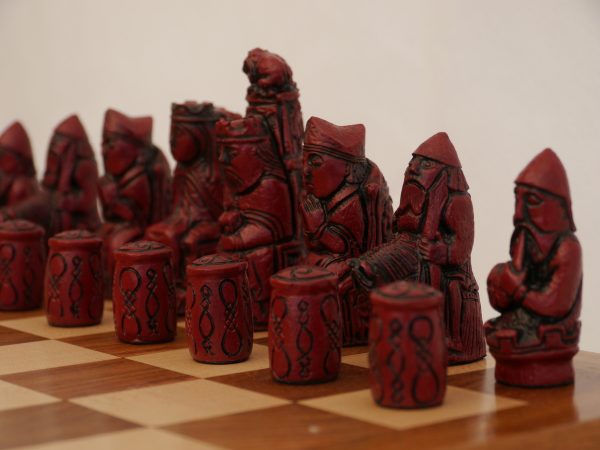Berkeley Chess Ltd - Medieval Chess Set - Ivory and Red - Image 10