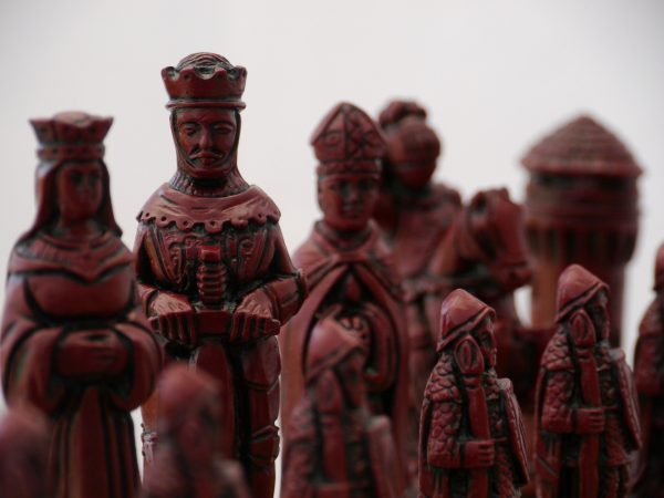 Berkeley Chess Ltd - Large Camelot Chess Set - Ivory and Red