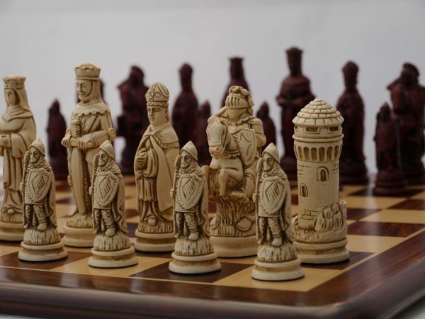 Berkeley Chess Ltd - Large Camelot Chess Set - Ivory and Red - Image 4