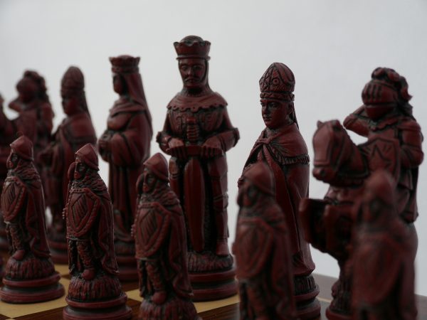 Berkeley Chess Ltd - Large Camelot Chess Set - Ivory and Red - Image 6
