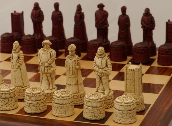 Berkeley Chess Ltd - English Chess Set - Ivory and Red