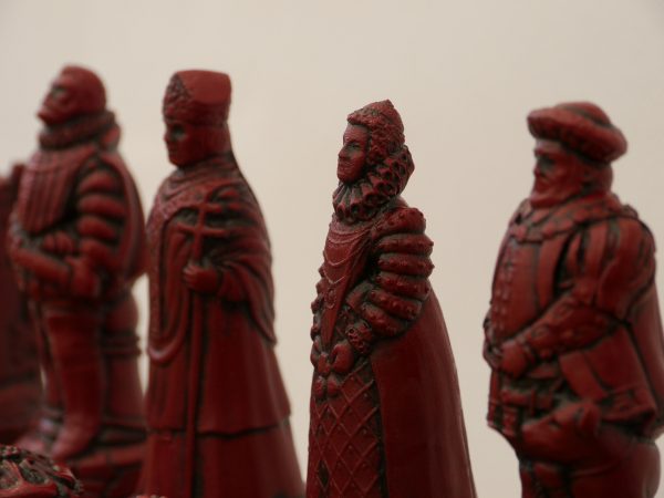 Berkeley Chess Ltd - English Chess Set - Ivory and Red - Image 3