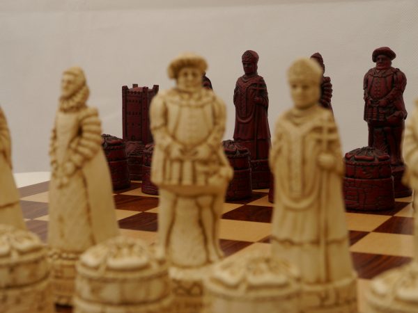 Berkeley Chess Ltd - English Chess Set - Ivory and Red - Image 5