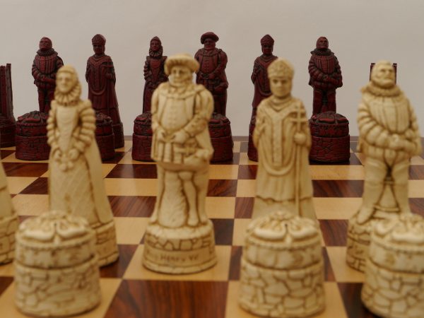 Berkeley Chess Ltd - English Chess Set - Ivory and Red - Image 7