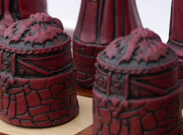Berkeley Chess Ltd - Scottish Chess Set - Ivory and Red - Image 2