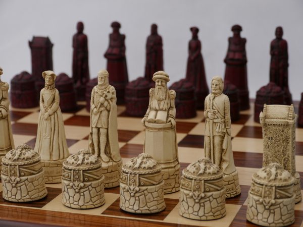 Berkeley Chess Ltd - Scottish Chess Set - Ivory and Red - Image 3
