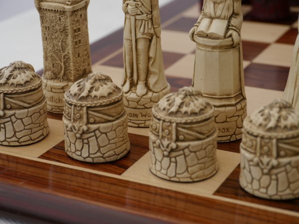 Berkeley Chess Ltd - Scottish Chess Set - Ivory and Red - Image 5