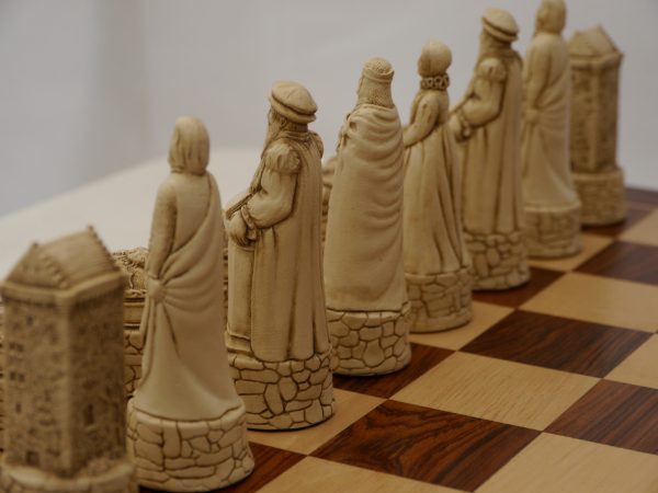 Berkeley Chess Ltd - Scottish Chess Set - Ivory and Red - Image 8