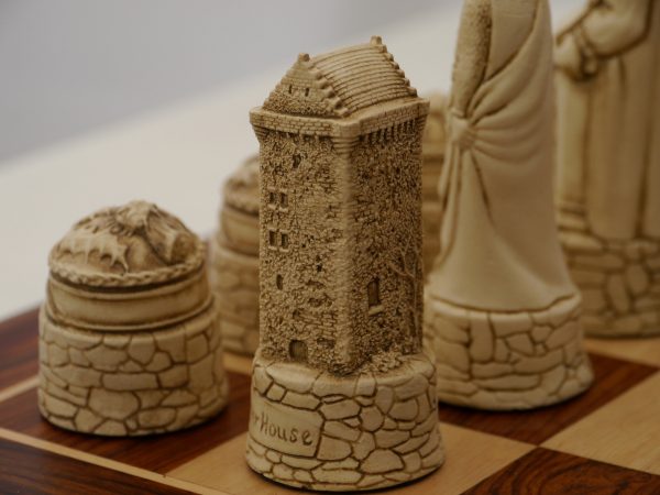 Berkeley Chess Ltd - Scottish Chess Set - Ivory and Red - Image 9
