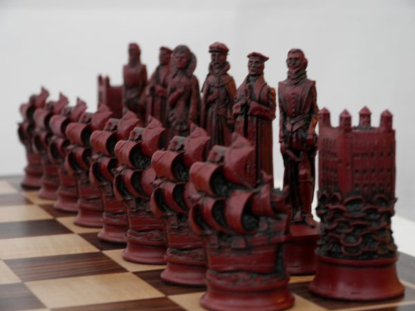 Berkeley Chess Ltd - Elizabethan Chess Set - Ivory and Red - Image 2