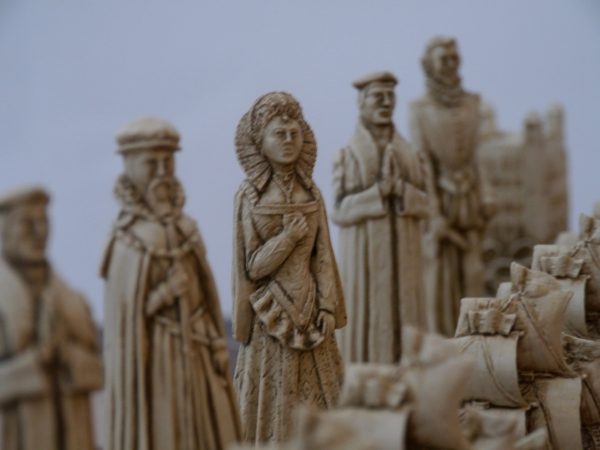 Berkeley Chess Ltd - Elizabethan Chess Set - Ivory and Red