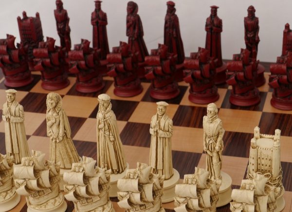 Berkeley Chess Ltd - Elizabethan Chess Set - Ivory and Red - Image 3