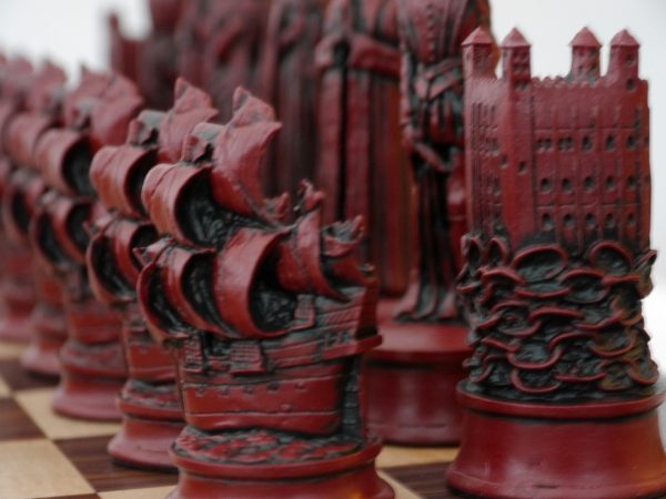 Berkeley Chess Ltd - Elizabethan Chess Set - Ivory and Red - Image 4