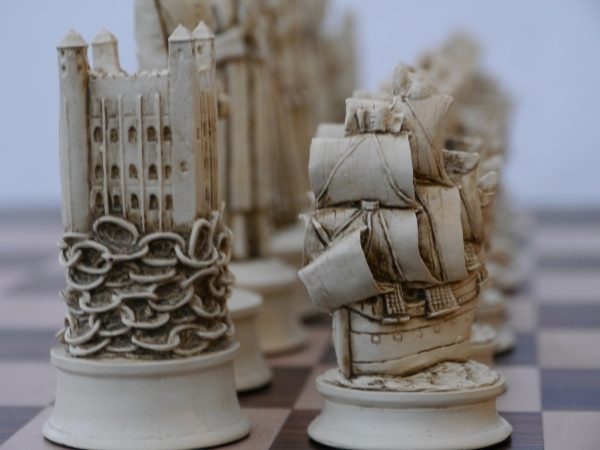 Berkeley Chess Ltd - Elizabethan Chess Set - Ivory and Red - Image 5
